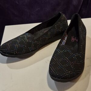 Skechers 8 Black with Bright color fabric stretch